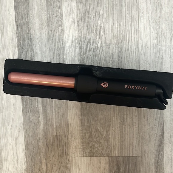 FOXY BAE rose gold curling wand- NEVER USED - Picture 2 of 3